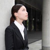 スーツ姿の女性