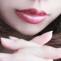 紅い口紅の女性の口元