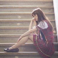 アイドル風の女性が座っている