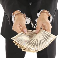 美人局に遭ったお金を渡そうとしている男性のイメージ