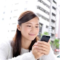 スマートフォンを見ている女性